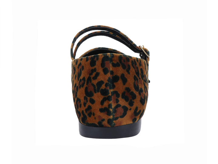 Zapato plano para mujer con estampado de leopardo y dos hebillas doradas.