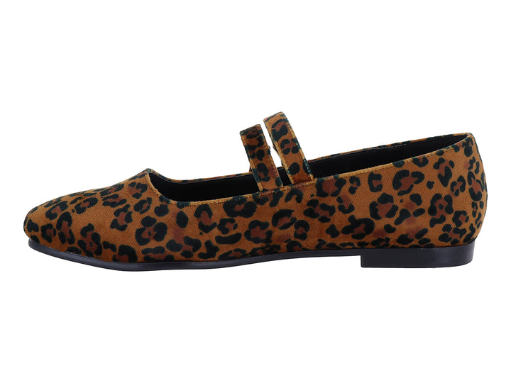 Zapato plano para mujer con estampado de leopardo y dos hebillas doradas.