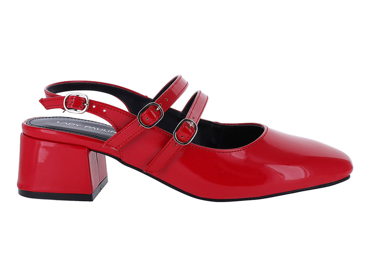 Zapato rojo de charol con tacón cuadrado y correas con hebillas.