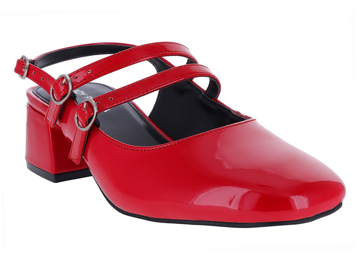 Zapato rojo de charol con tacón cuadrado y correas con hebillas.