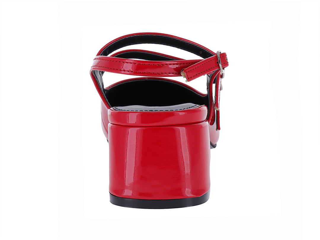 Zapato rojo de charol con tacón cuadrado y correas con hebillas.