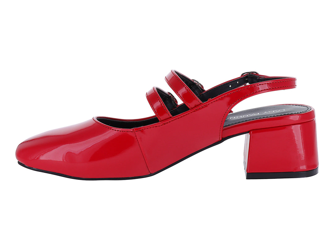 Zapato rojo de charol con tacón cuadrado y correas con hebillas.