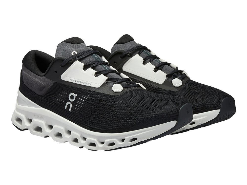 Tenis deportivos On Cloudstratus 3 color negro con suela blanca y diseño ergonómico.