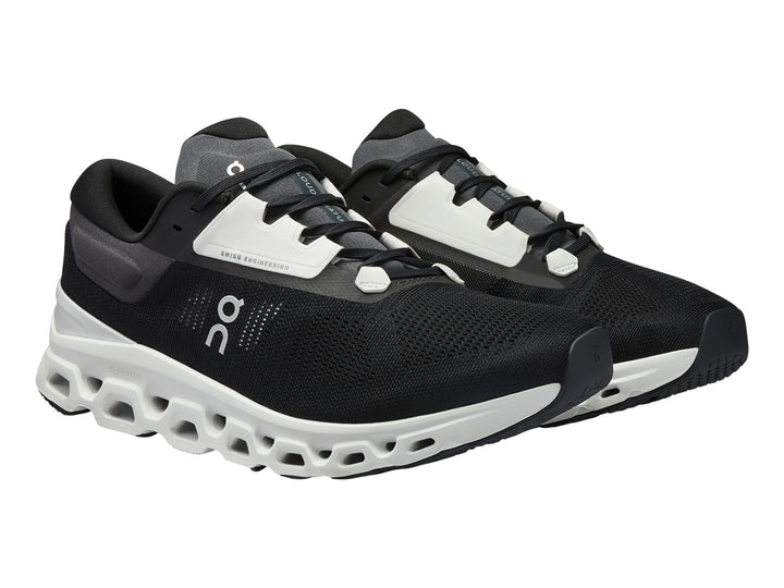 Tenis deportivos On Cloudstratus 3 color negro con suela blanca y diseño ergonómico.