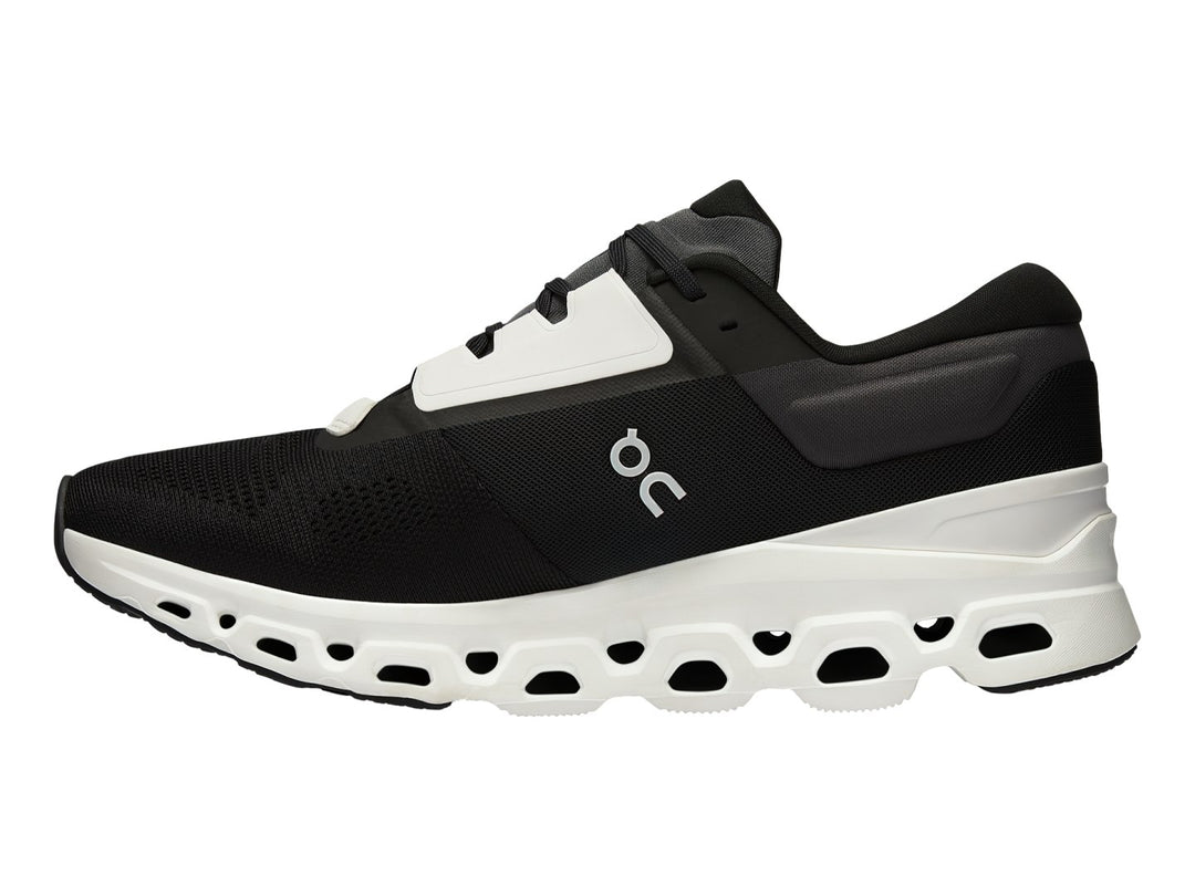Tenis deportivos On Cloudstratus 3 color negro con suela blanca y diseño ergonómico.