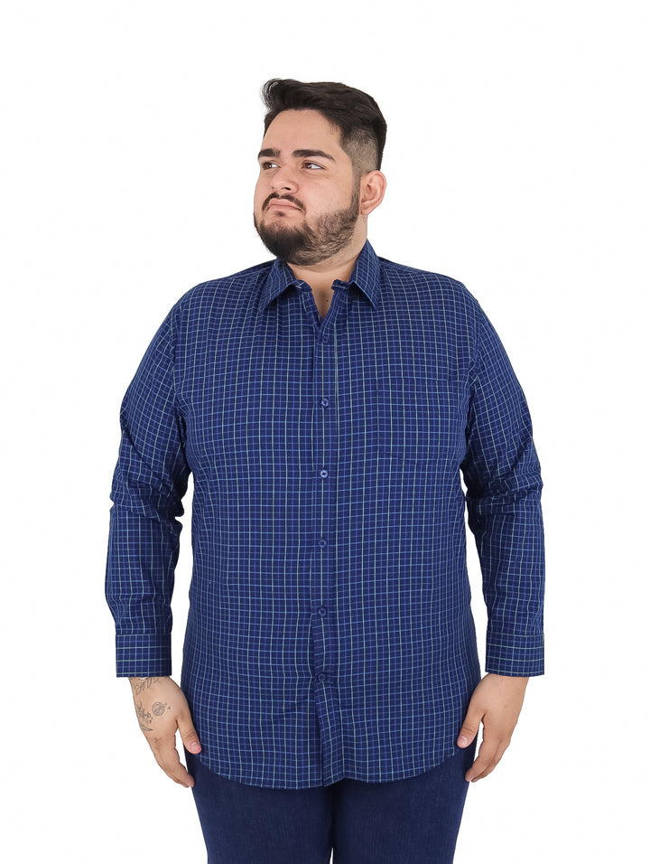 Hombre vistiendo camisa de manga larga color azul marino con estampado de cuadrícula blanca.