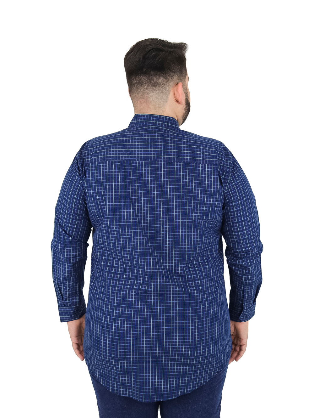 Hombre vistiendo camisa de manga larga color azul marino con estampado de cuadrícula blanca.