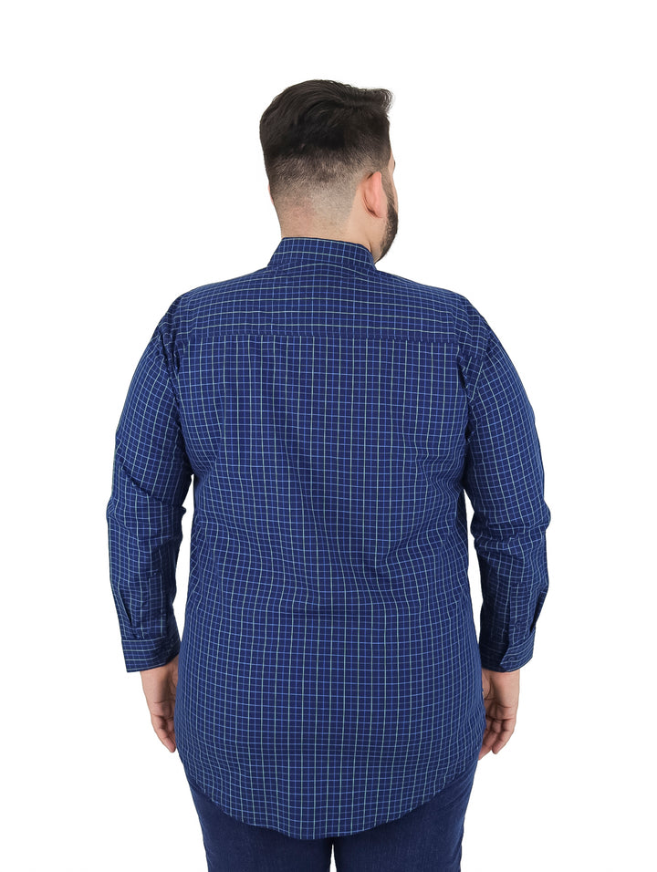Hombre vistiendo camisa de manga larga color azul marino con estampado de cuadrícula blanca.