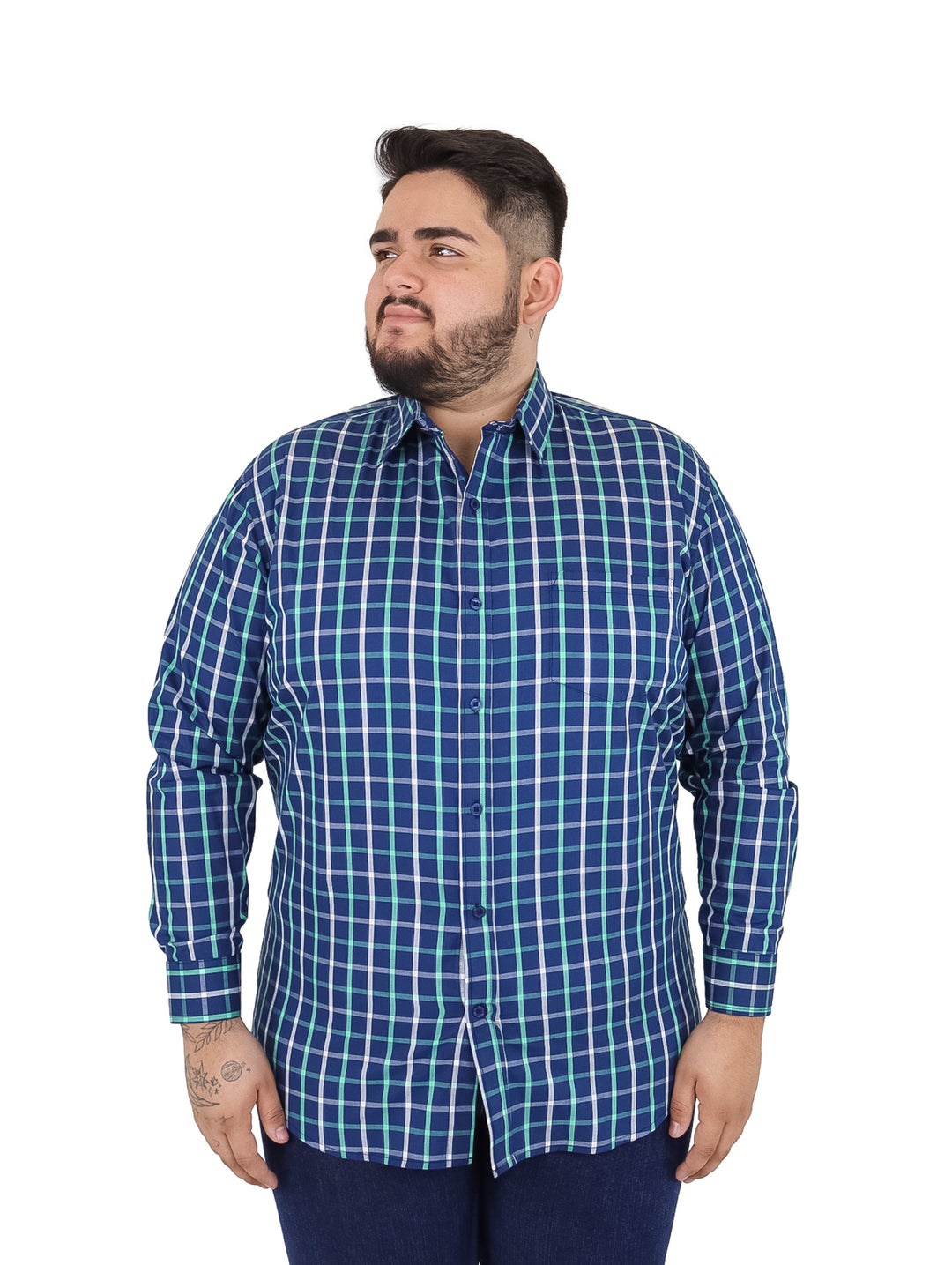 Hombre vistiendo camisa de manga larga color marino con patrón de cuadrícula en verde claro.