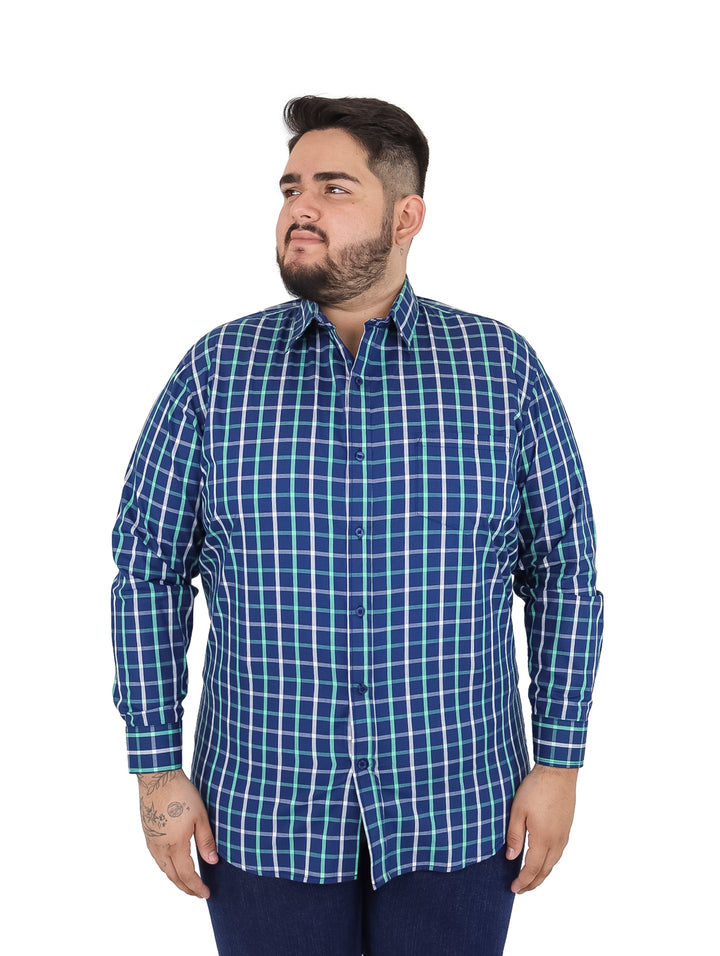 Hombre vistiendo camisa de manga larga color marino con patrón de cuadrícula en verde claro.