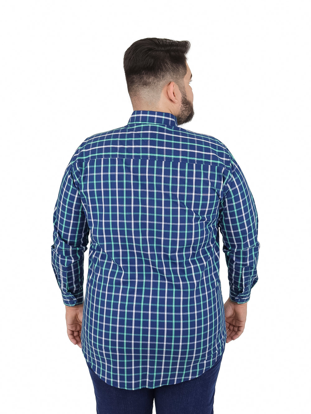 Hombre vistiendo camisa de manga larga color marino con patrón de cuadrícula en verde claro.