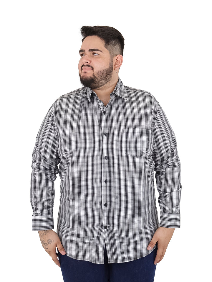 Hombre vistiendo camisa de manga larga con estampado de cuadros en colores gris y blanco.