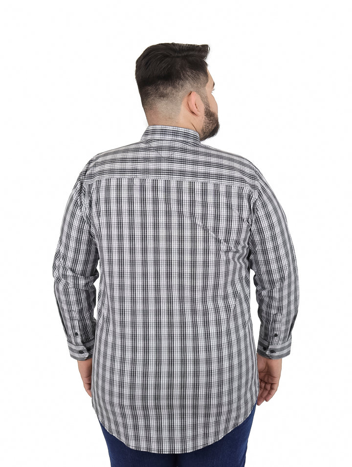 Hombre vistiendo camisa de manga larga con estampado de cuadros en colores gris y blanco.
