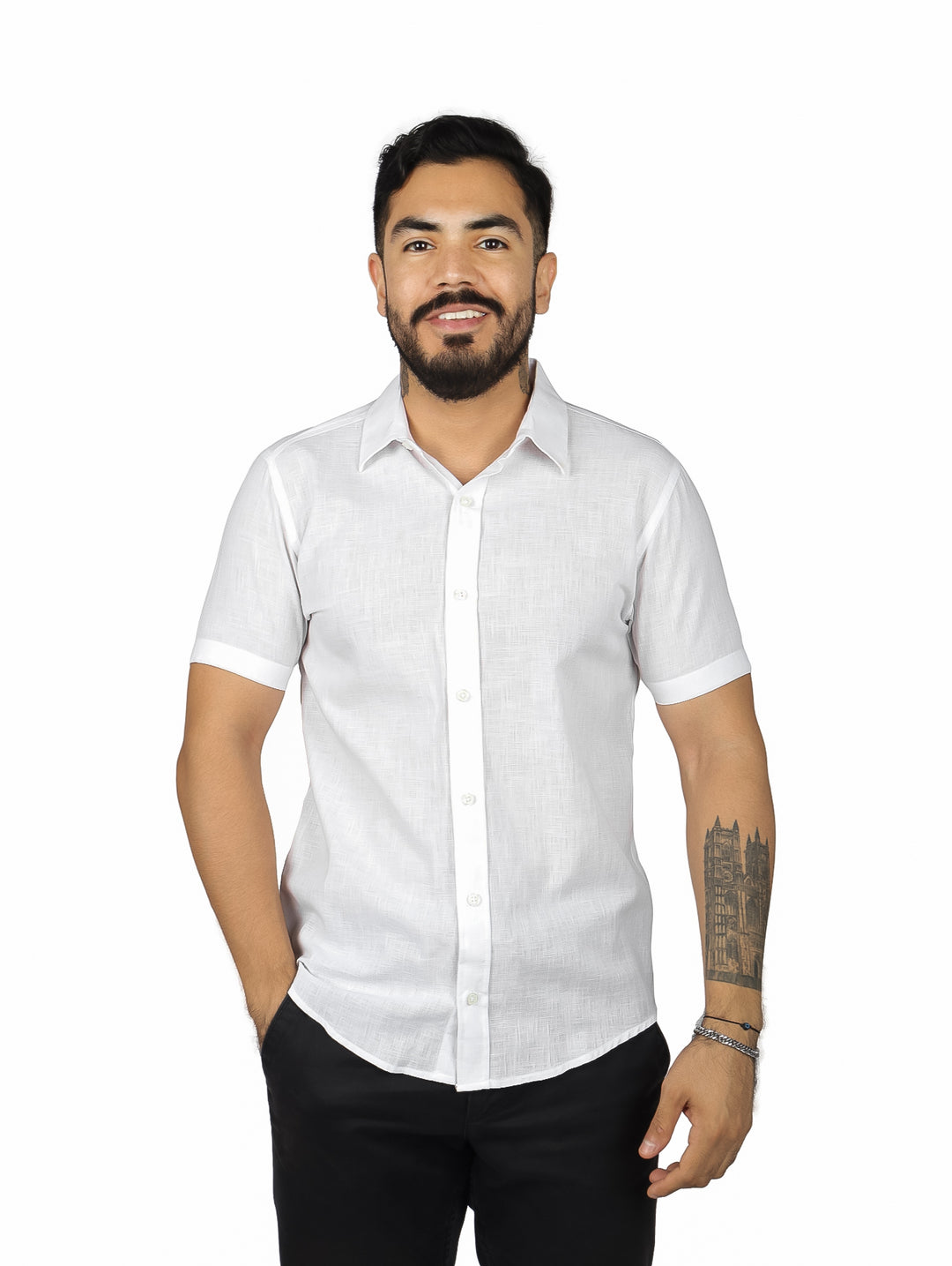 Hombre vistiendo una camisa blanca de manga corta y corte slim fit.