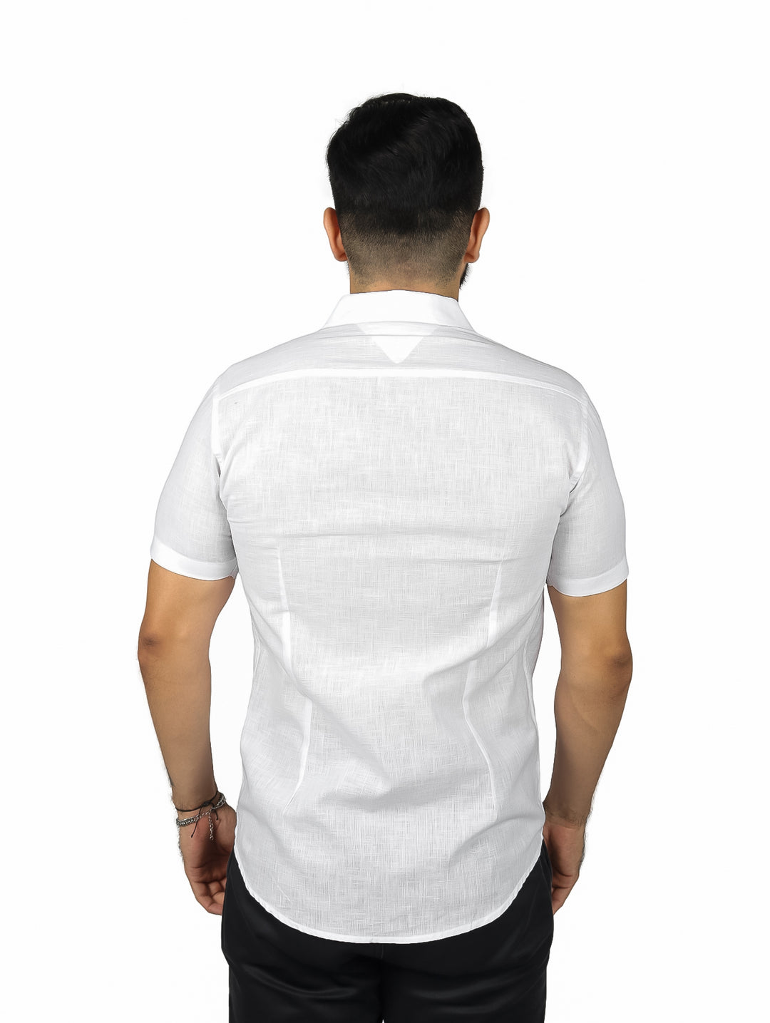 Hombre vistiendo una camisa blanca de manga corta y corte slim fit.