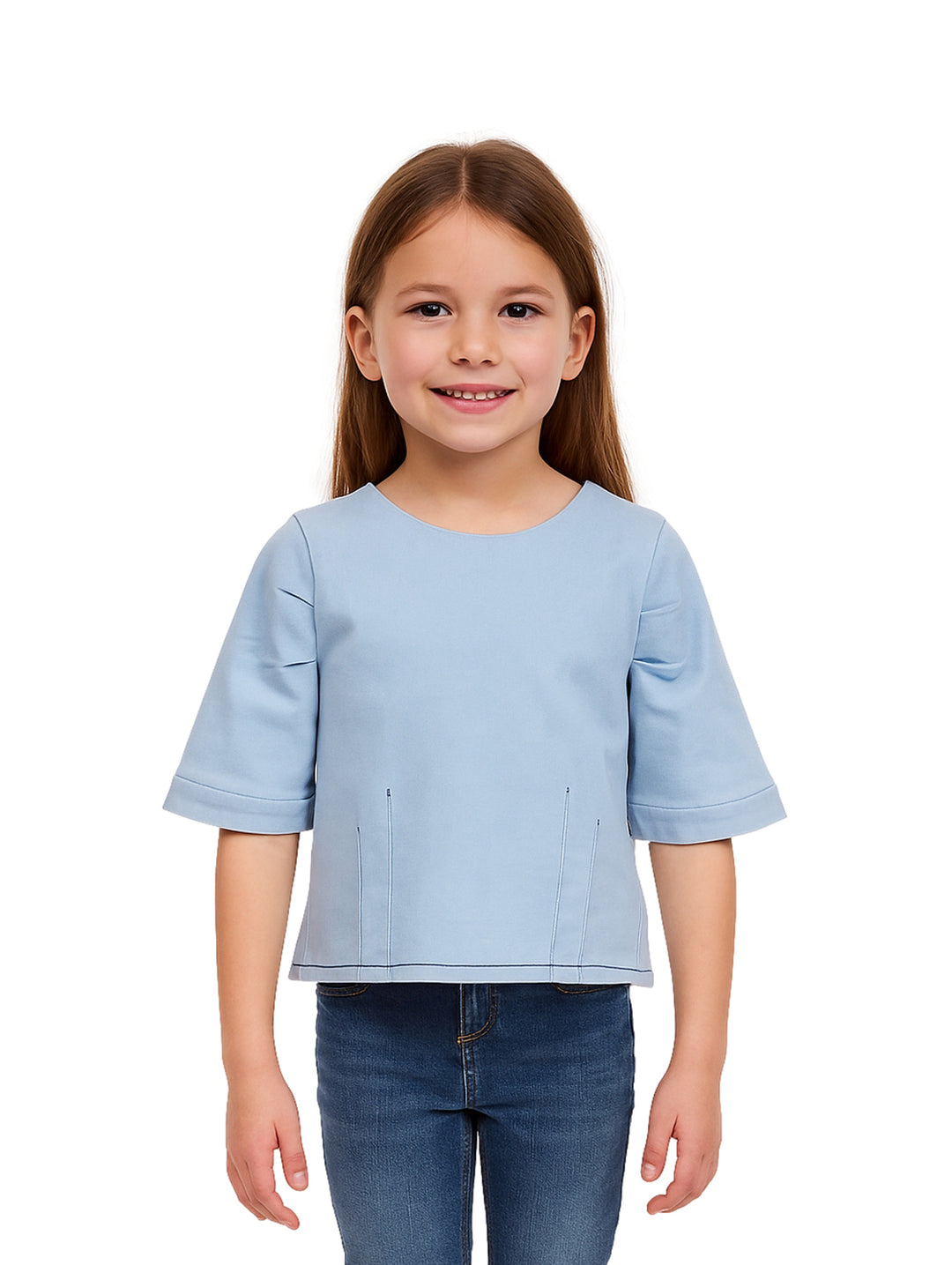 Niña vistiendo una blusa de manga corta color azul claro light denim y pantalones de mezclilla.
