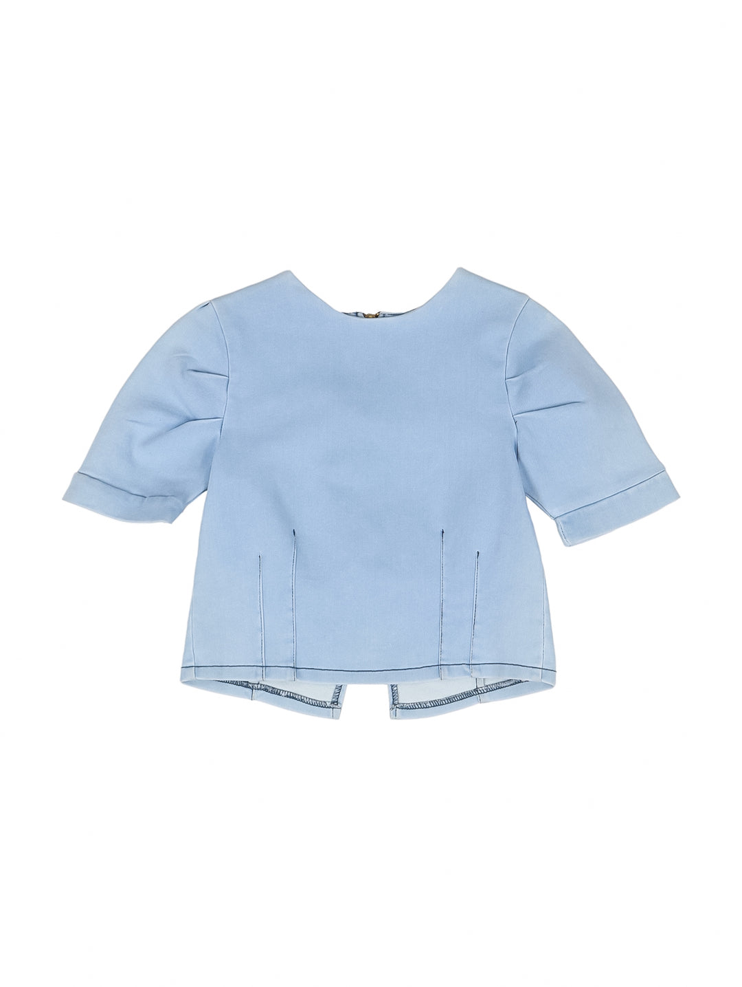 Niña vistiendo una blusa de manga corta color azul claro light denim y pantalones de mezclilla.
