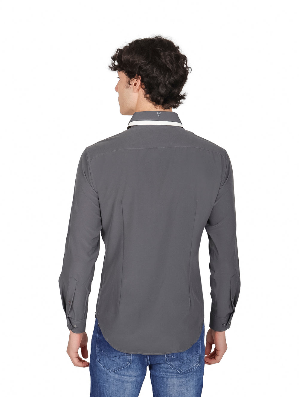 Hombre vistiendo una camisa gris de manga larga con botones y cuello.