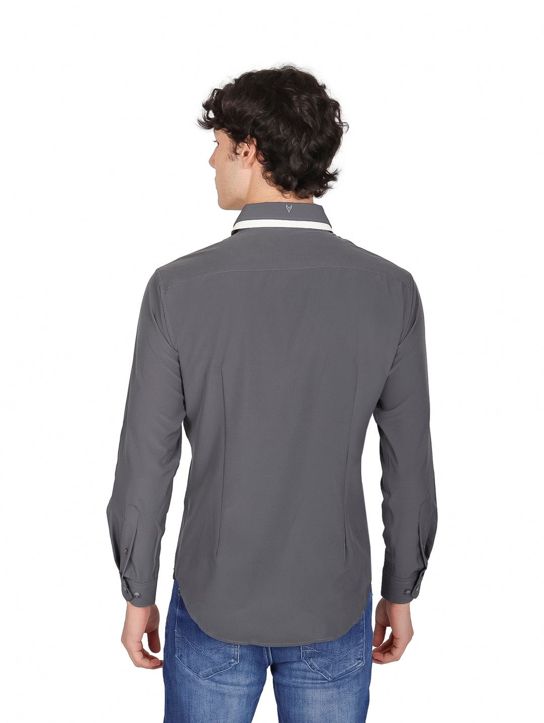 Hombre vistiendo una camisa gris de manga larga con botones y cuello.