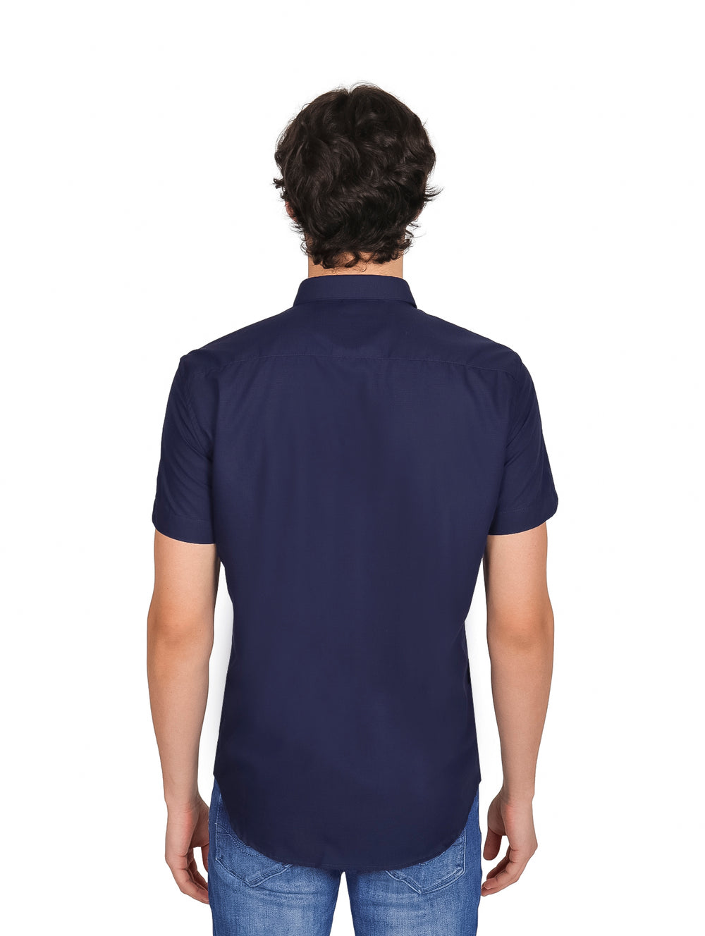 Hombre vistiendo una camisa de manga corta color azul marino con cuello y botones.