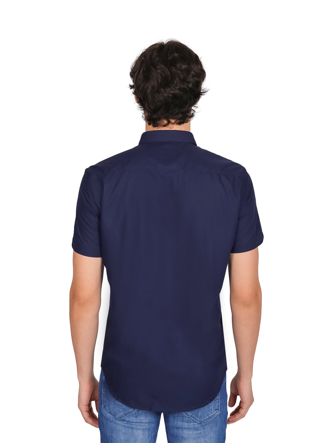 Hombre vistiendo una camisa de manga corta color azul marino con cuello y botones.