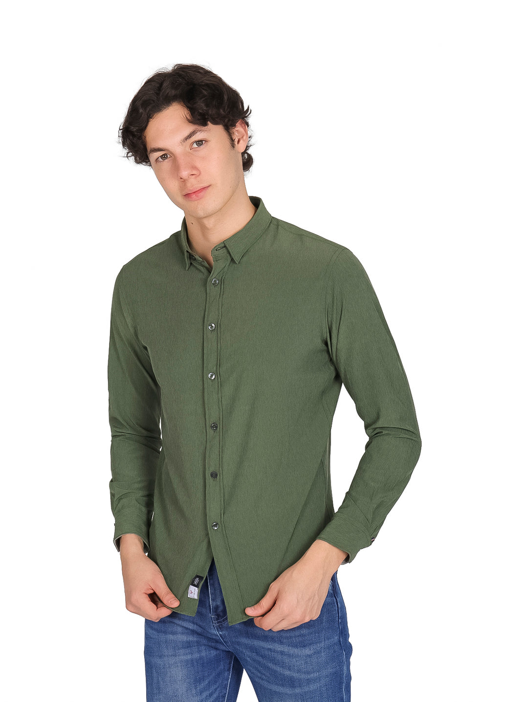Hombre modelando una camisa de manga larga color verde con botones.