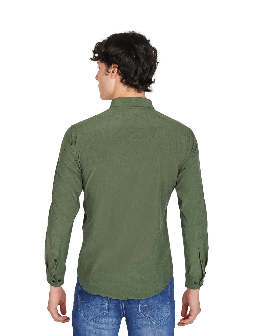 Hombre modelando una camisa de manga larga color verde con botones.