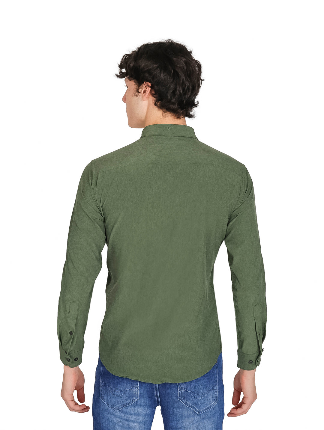 Hombre modelando una camisa de manga larga color verde con botones.