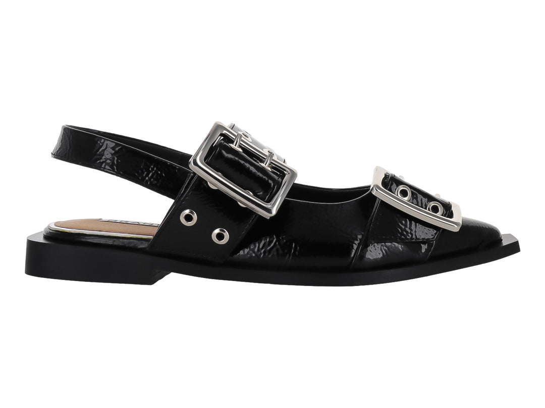Zapato plano de charol negro con hebillas plateadas y acabado brillante arrugado.