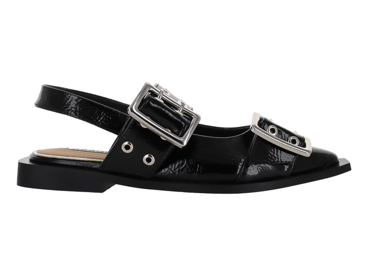 Zapato plano de charol negro con hebillas plateadas y acabado brillante arrugado.