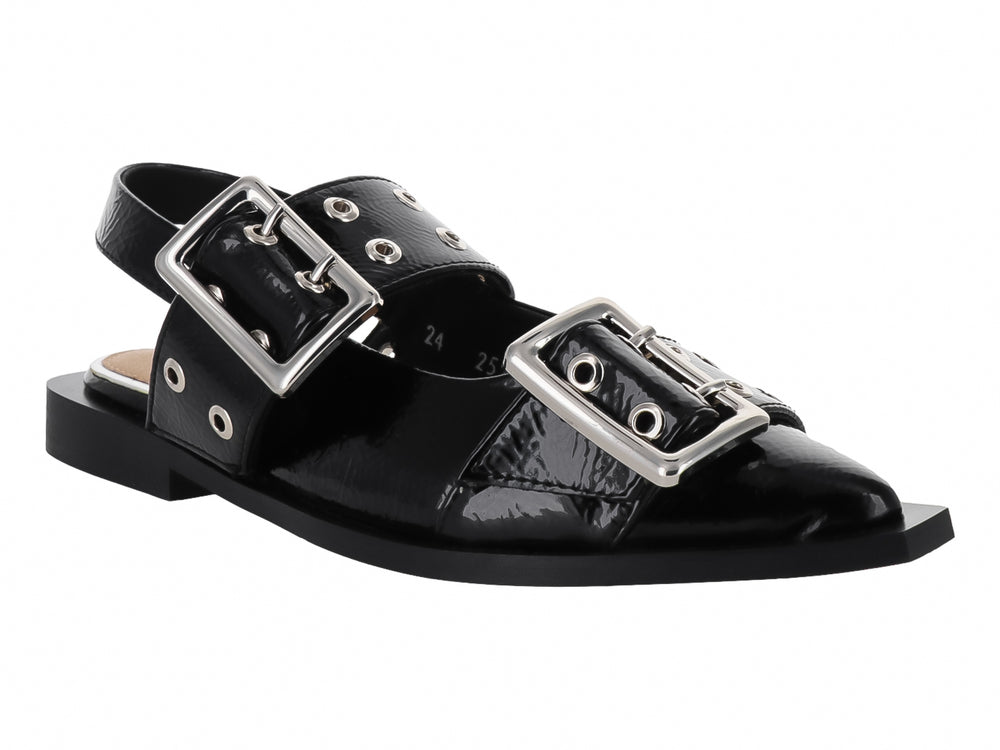 Zapato plano de charol negro con hebillas plateadas y acabado brillante arrugado.