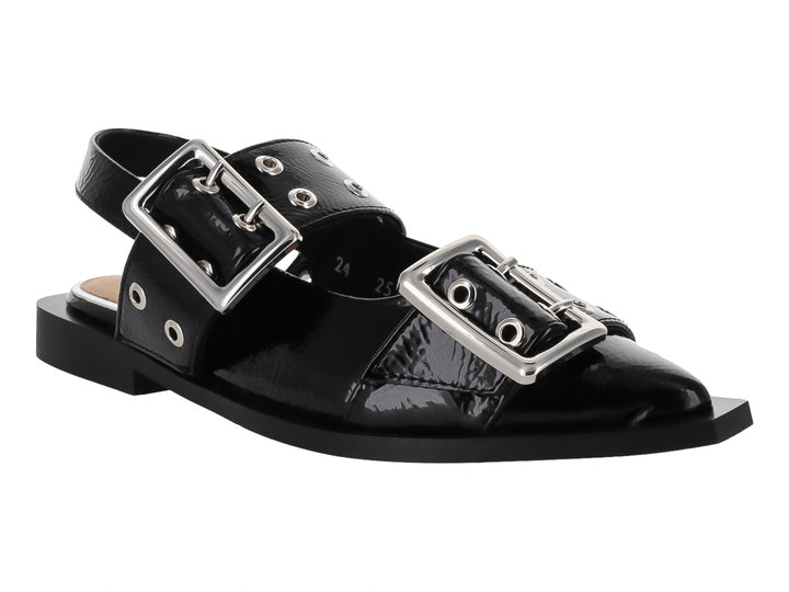 Zapato plano de charol negro con hebillas plateadas y acabado brillante arrugado.