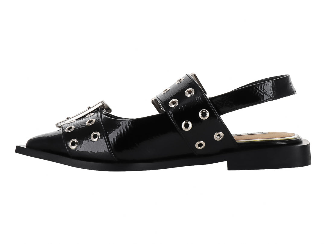 Zapato plano de charol negro con hebillas plateadas y acabado brillante arrugado.