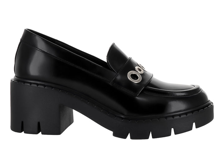 Zapato tipo mocasín negro brillante con plataforma gruesa y detalle de argollas plateadas en el empeine.