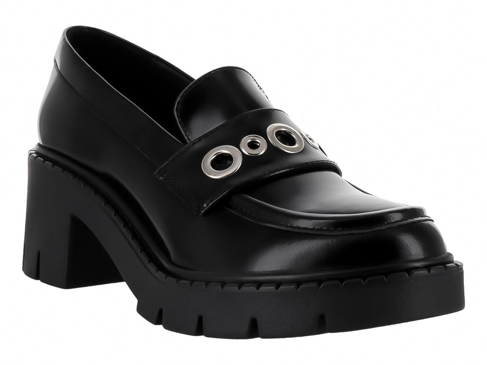 Zapato tipo mocasín negro brillante con plataforma gruesa y detalle de argollas plateadas en el empeine.