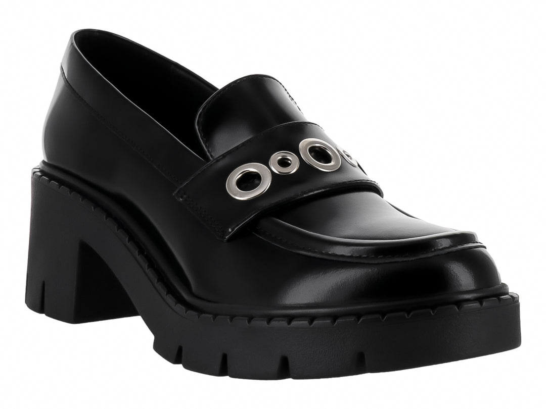 Zapato tipo mocasín negro brillante con plataforma gruesa y detalle de argollas plateadas en el empeine.