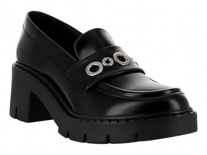 Zapato tipo mocasín negro brillante con plataforma gruesa y detalle de argollas plateadas en el empeine.