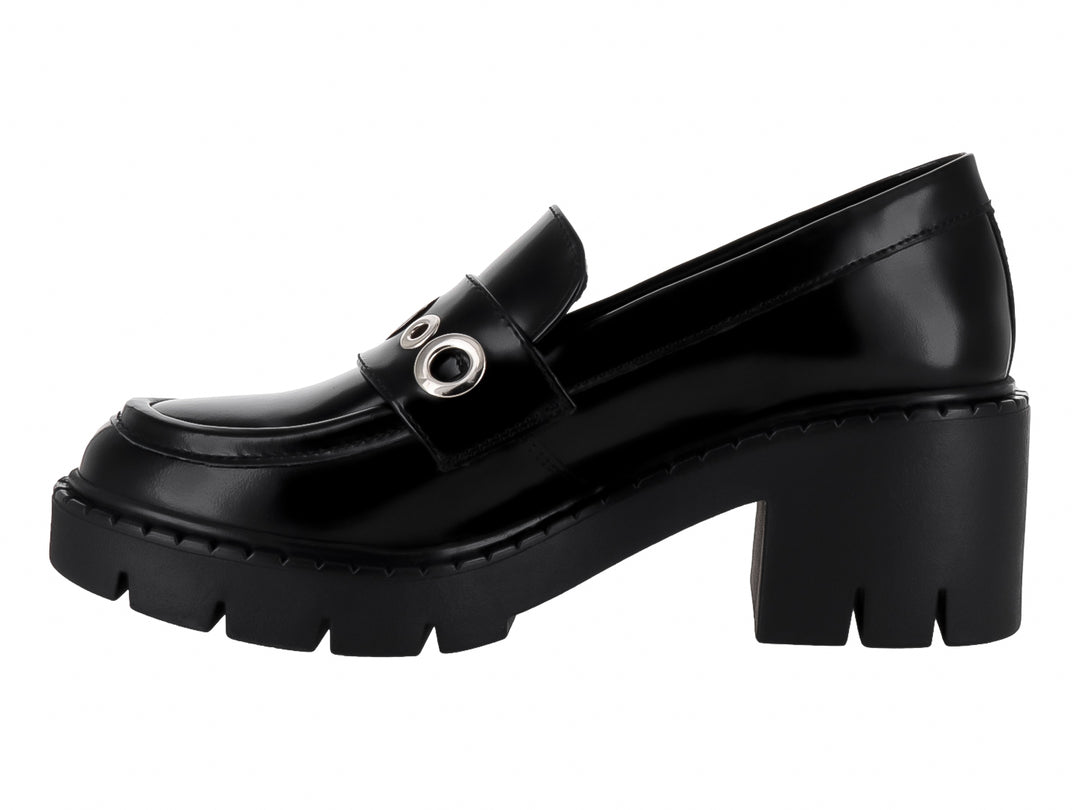 Zapato tipo mocasín negro brillante con plataforma gruesa y detalle de argollas plateadas en el empeine.