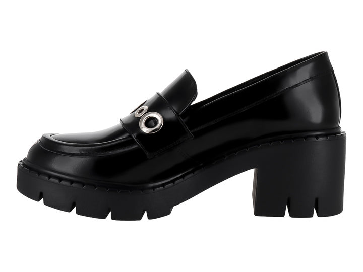 Zapato tipo mocasín negro brillante con plataforma gruesa y detalle de argollas plateadas en el empeine.