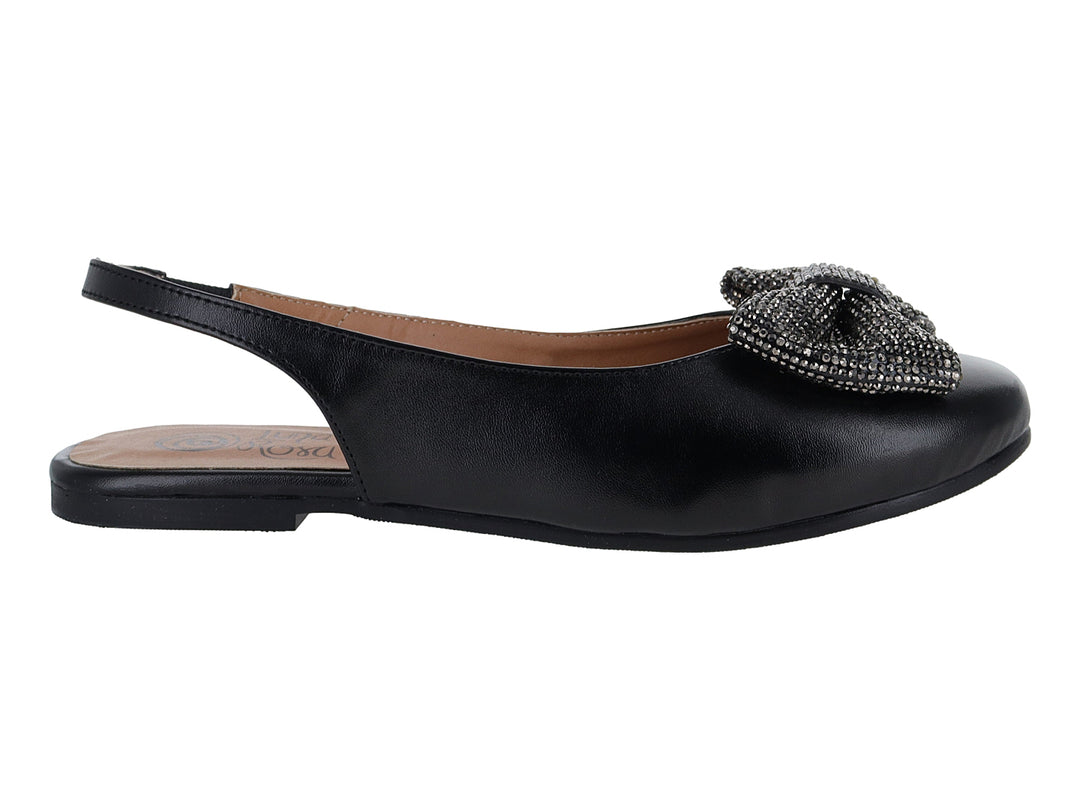 Zapato plano tipo mule color negro con un moño decorativo de pedrería brillante en la parte frontal.