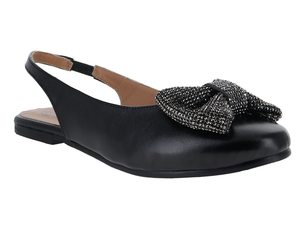 Zapato plano tipo mule color negro con un moño decorativo de pedrería brillante en la parte frontal.