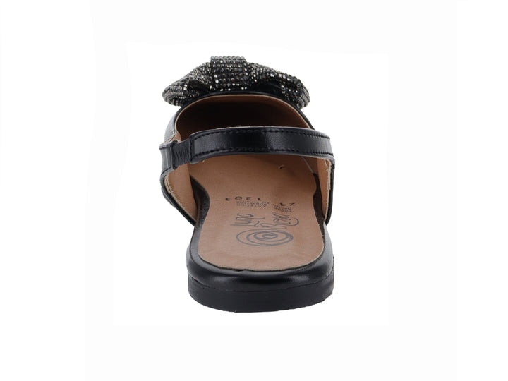 Zapato plano tipo mule color negro con un moño decorativo de pedrería brillante en la parte frontal.