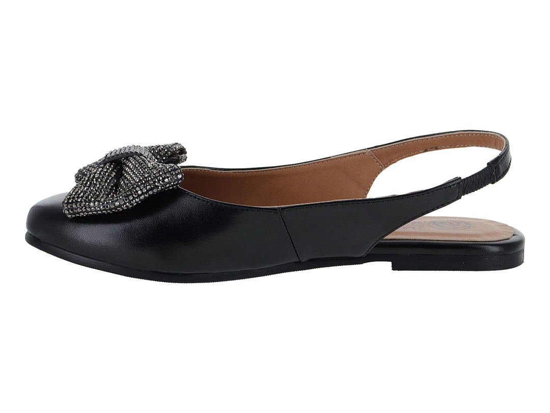 Zapato plano tipo mule color negro con un moño decorativo de pedrería brillante en la parte frontal.
