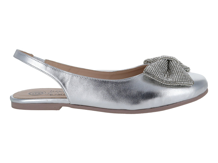 Zapato plano color plata para niña con detalle de moño brillante en la punta y correa posterior.