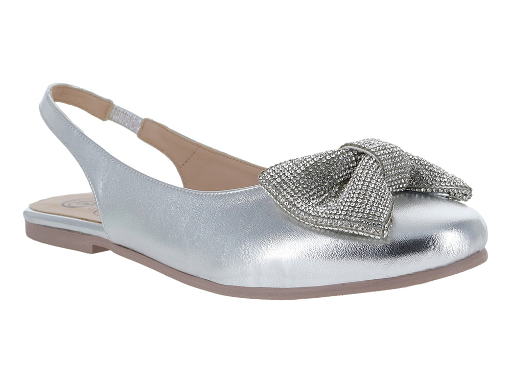 Zapato plano color plata para niña con detalle de moño brillante en la punta y correa posterior.