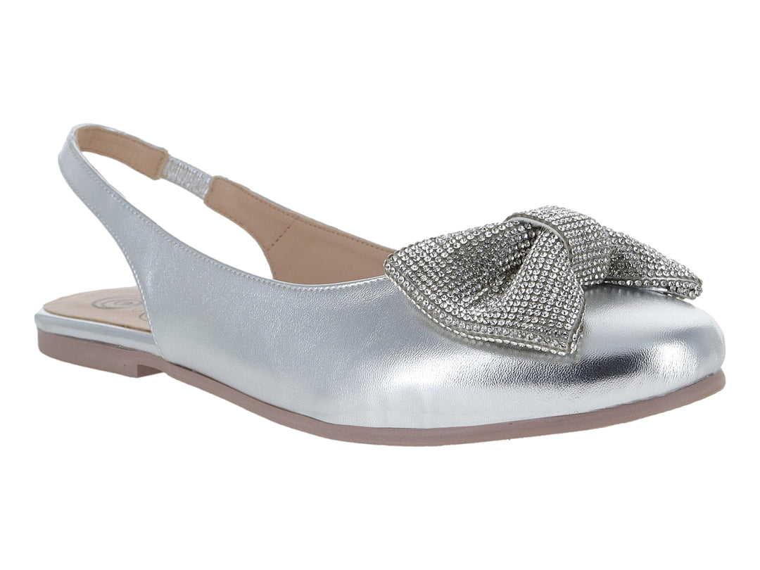 Zapato plano color plata para niña con detalle de moño brillante en la punta y correa posterior.