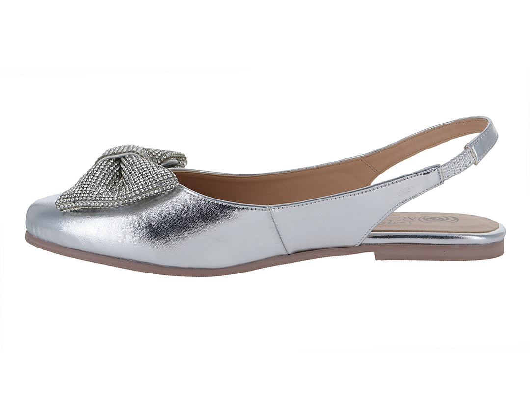 Zapato plano color plata para niña con detalle de moño brillante en la punta y correa posterior.