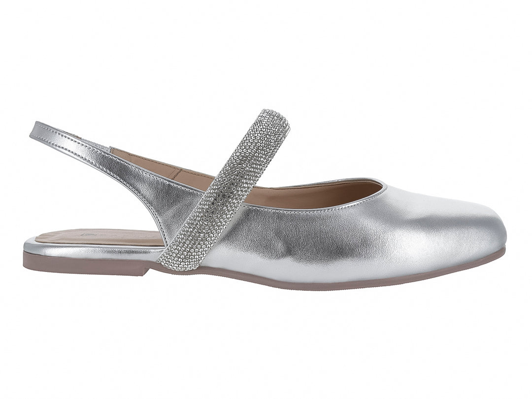 Zapato plano color plata metálico con correa decorada con brillantes y tacón bajo para niña.