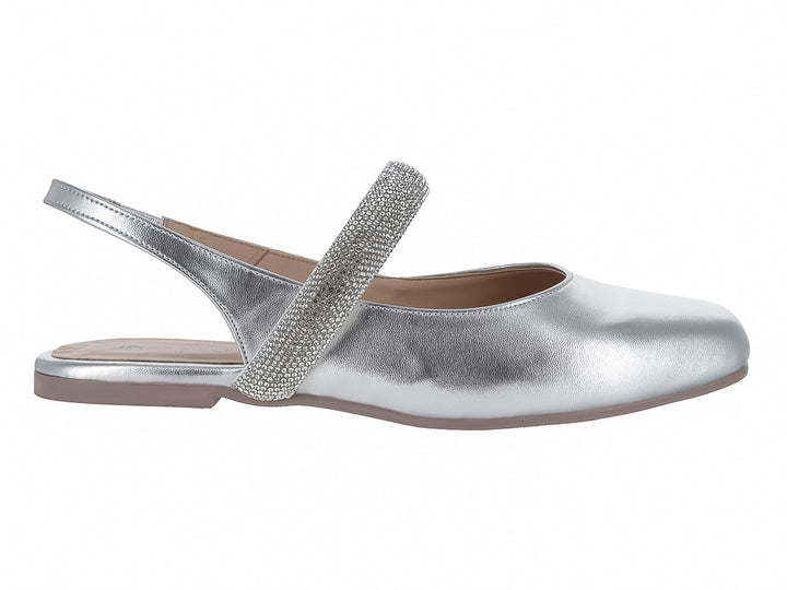 Zapato plano color plata metálico con correa decorada con brillantes y tacón bajo para niña.