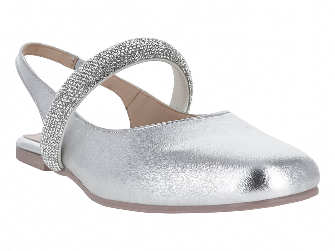 Zapato plano color plata metálico con correa decorada con brillantes y tacón bajo para niña.